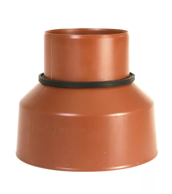 Shrinkable coupling for connecting plastic building drainage pipes to concrete pipes.